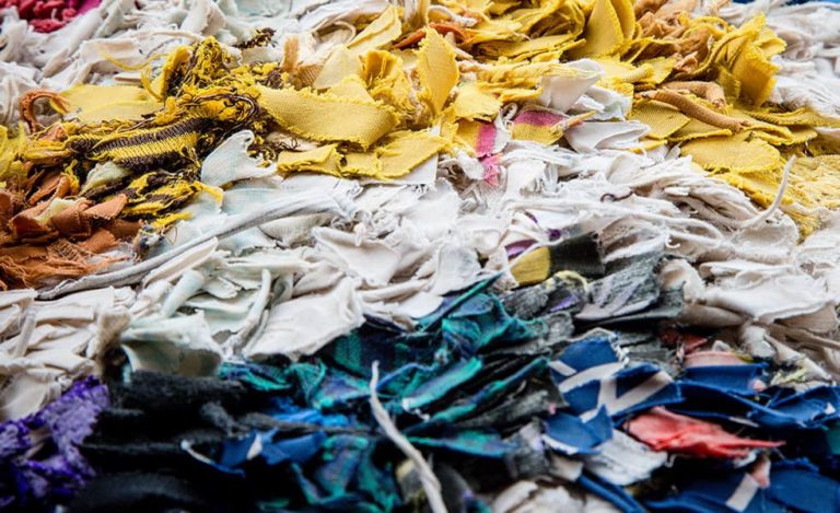 化学エンジニア、繊維の混合物で作られた衣類をリサイクルする方法を発見：「私たちは決して買うことをやめません」