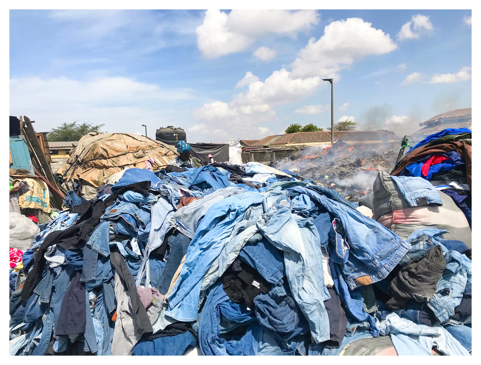 ガーナの古着市場に積み上がる廃棄衣料 （写真提供：© the Slum Studio/ Sel Kofiga）