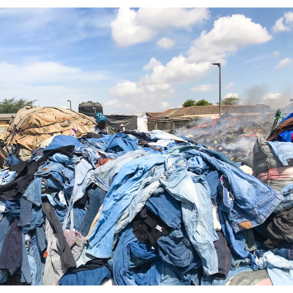 ガーナの古着市場に積み上がる廃棄衣料 （写真提供：© the Slum Studio/ Sel Kofiga）
