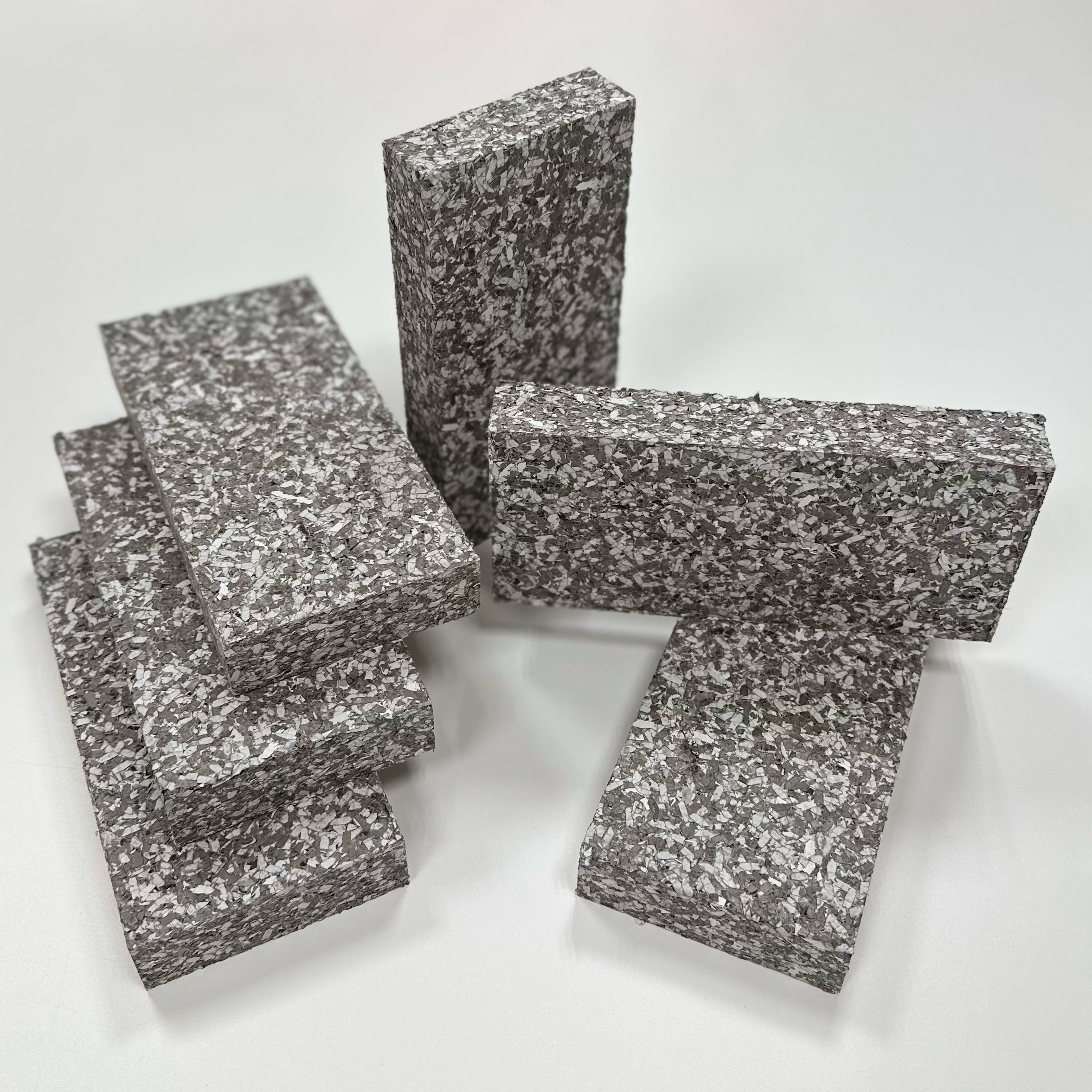 リサイクル困難な感熱紙をブロックに美しくリサイクル | 禁忌品の再